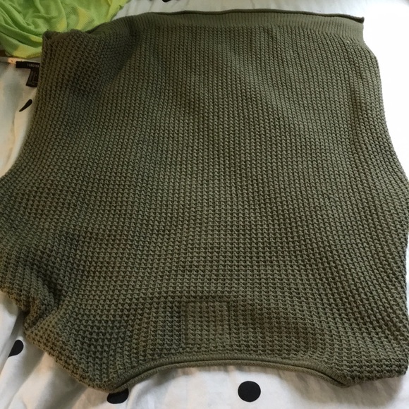A olive green full length sweater from hollister - Picture 3 of 3